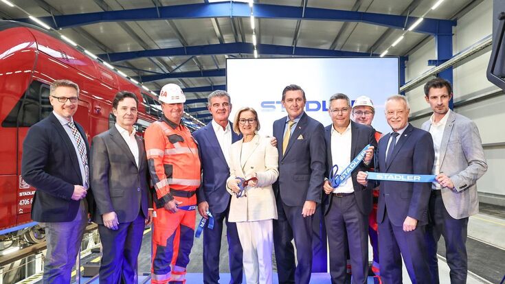 Gruppenbild im Rahmen der Eröfnung der neuen Stadler-Halle in Obersiebenbrunn