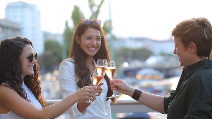 dreiköpfiger fempreneur club in wien stößt mit sektgläsern an
