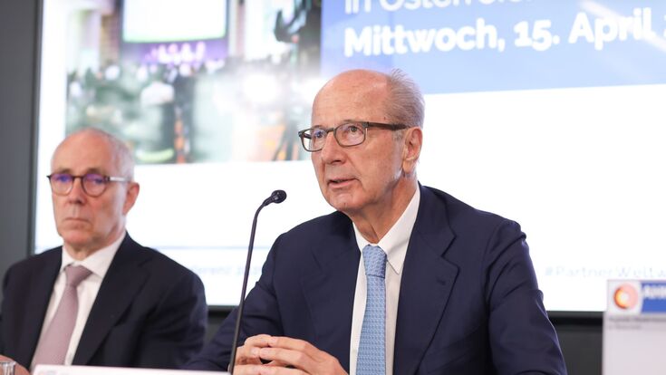 Hans Dieter Pötsch, DHK Präsident sowie Aufsichtsratsvorsitzender der Volkswagen AG und Vorstandsvorsitzender der Porsche SE und Peter Adrian, Präsident der Deutschen Industrie- und Handelskammer bei Pressekonferenz