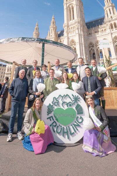 Eröffnung des Steiermark Frühlings 2026 am Wiener Rathausplatz mit einem großen Schild