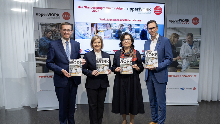 Wirtschafts-Landesrat Markus Achleitner, Iris Schmidt, Landesgeschäftsführerin Arbeitsmarktservice OÖ, Mag.a Brigitte Deu, Landesstellenleiterin Sozialministeriumservice OÖ, und Christoph Knogler, CEO KEBA Group AG.