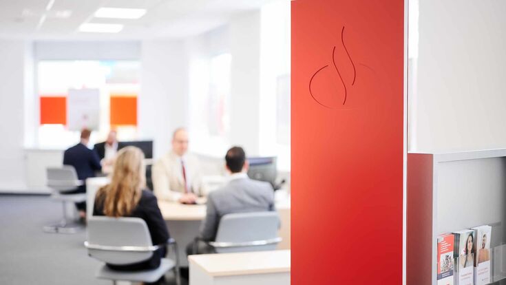 in einer filiale einer santander bank in st. pölten sitzen kundInnen bei gesprächen