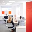 in einer filiale einer santander bank in st. pölten sitzen kundInnen bei gesprächen