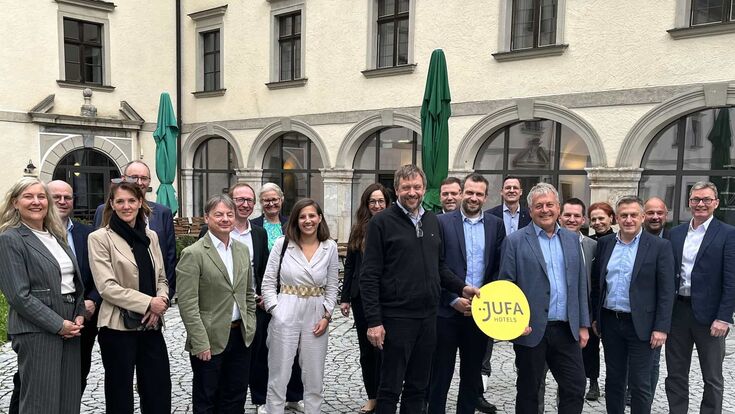 Gruppenfoto zum Banken-Gipfel zum „Bauen im Bestand“ im Stift Spital am Pyhrn 2026