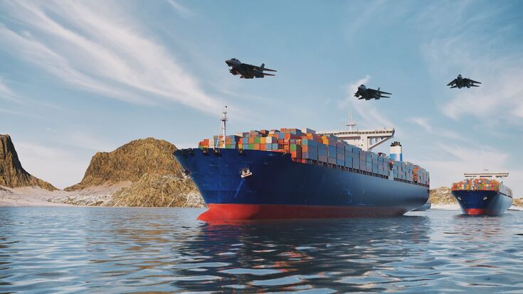 beladenes containerschiff fährt durch straße von hormus, darüber mehrere kampfjets im himmel