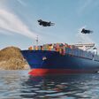 beladenes containerschiff fährt durch straße von hormus, darüber mehrere kampfjets im himmel