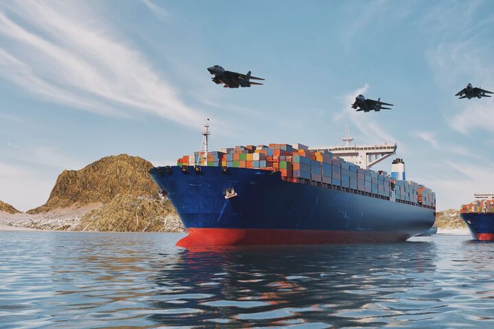beladenes containerschiff fährt durch straße von hormus, darüber mehrere kampfjets im himmel