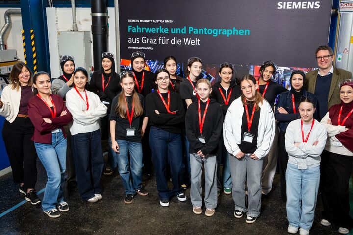 gruppenfoto vom girls day 2026 bei siemens mobility in graz
