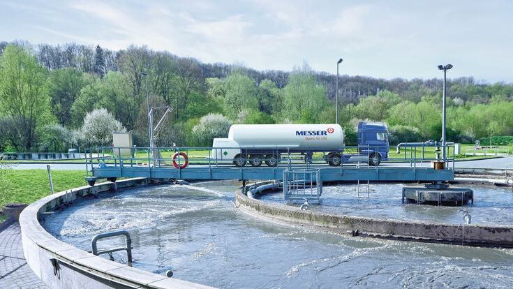 ein sauerstofftanker des unternehmens messer beliefert eine abwasseraufbereitungsanlage