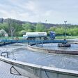 ein sauerstofftanker des unternehmens messer beliefert eine abwasseraufbereitungsanlage