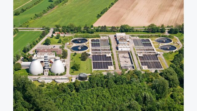 große kläranlage inmitten von feldern