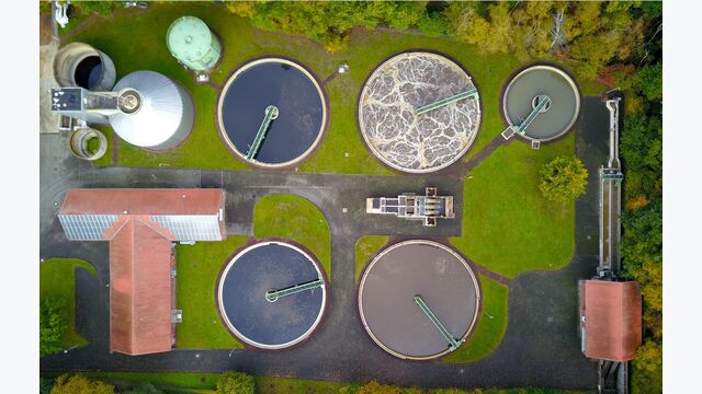 vogelperspektive auf eine kläranlage