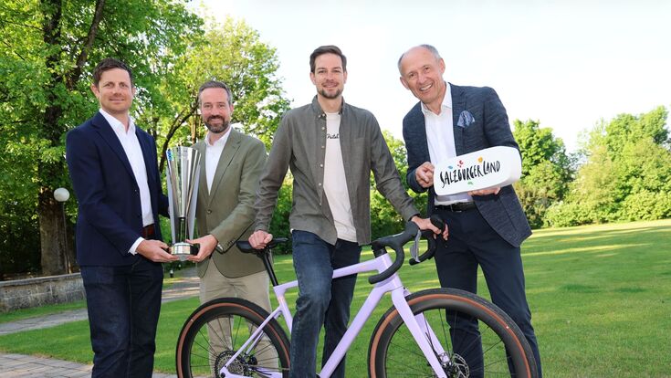 Marco Pointner (Geschäftsführer Saalfelden Leogang), Landeshauptfrau-Stellvertreter Stefan Schnöll mit Martin Holnburger (Geschäftsführer Pastel Bicycles) sowie Leo Bauernberger (Geschäftsführer SalzburgerLand Tourismus) bewerben Sommersaison 2026 mit einem Fahrrad