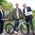 Marco Pointner (Geschäftsführer Saalfelden Leogang), Landeshauptfrau-Stellvertreter Stefan Schnöll mit Martin Holnburger (Geschäftsführer Pastel Bicycles) sowie Leo Bauernberger (Geschäftsführer SalzburgerLand Tourismus) bewerben Sommersaison 2026 mit einem Fahrrad