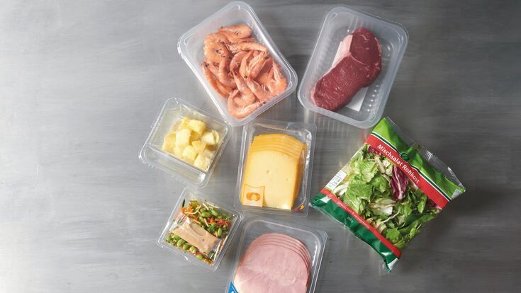 vogelansicht auf verschiedene transparent verpackte lebensmittel