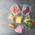 vogelansicht auf verschiedene transparent verpackte lebensmittel