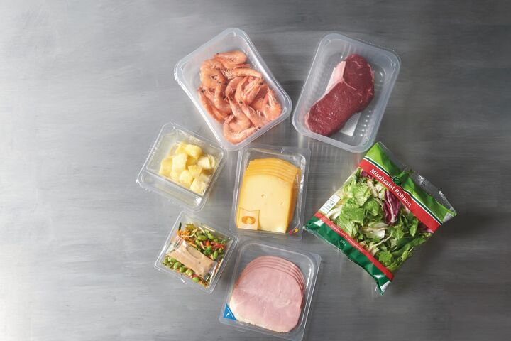 vogelansicht auf verschiedene transparent verpackte lebensmittel