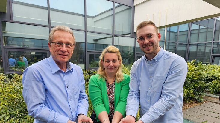 Compag-Geschäftsführer Franz Gumpinger, Martina Rössl und Paul Schwaigerlehner zeigen in Händen Abfallnebenprodukte