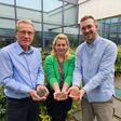 Compag-Geschäftsführer Franz Gumpinger, Martina Rössl und Paul Schwaigerlehner zeigen in Händen Abfallnebenprodukte