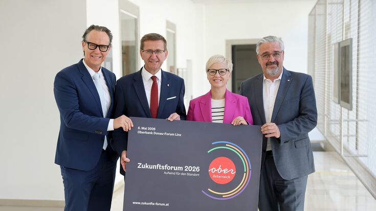 Geschäftsführer Joachim Haindl-Grutsch, Industriellenvereinigung OÖ, Wirtschafts-Landesrat Markus Achleitner, Präsidentin Doris Hummer, Wirtschaftskammer OÖ, und Präsident Andreas Stangl, Arbeiterkammer OÖ bei der pressekonferenz zum Zukunftsforum Oberösterreich 2026