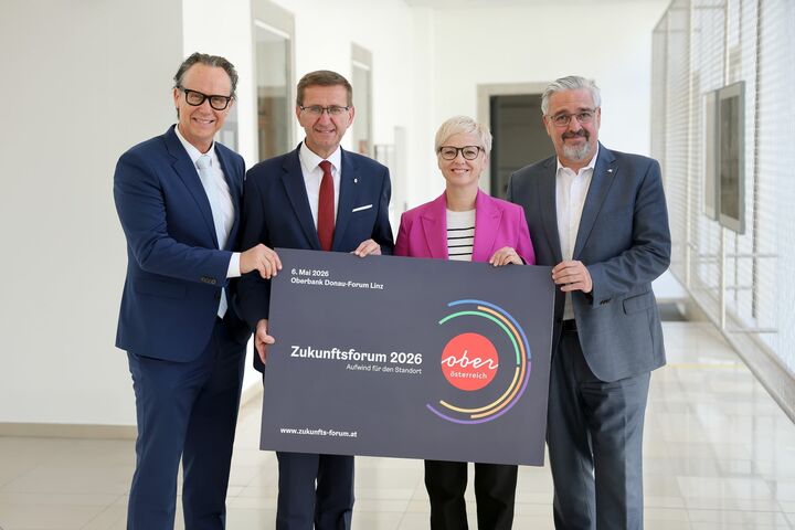Geschäftsführer Joachim Haindl-Grutsch, Industriellenvereinigung OÖ, Wirtschafts-Landesrat Markus Achleitner, Präsidentin Doris Hummer, Wirtschaftskammer OÖ, und Präsident Andreas Stangl, Arbeiterkammer OÖ bei der pressekonferenz zum Zukunftsforum Oberösterreich 2026