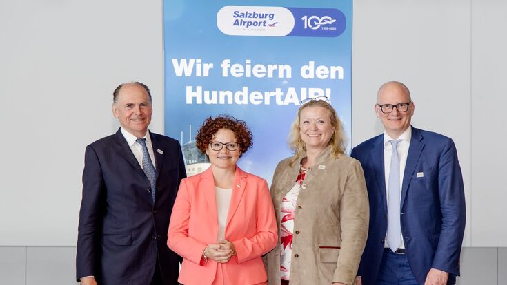 beim luftfahrt expertenforum 2026 am flughafen salzburg: Peter Malanik (GF AIA), Elisabeth Zehetner (Staatssekretärin für Energie, Startups und Tourismus, Bettina Ganghofer, Geschäftsführerin Flughafen Salzburg, Julian Jäger, Präsident der Aviation Industry Austria und Vorstand der Flughafen Wien AG