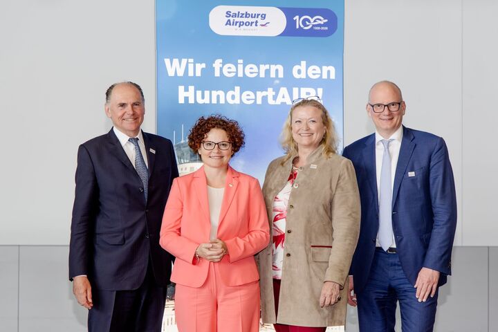 beim luftfahrt expertenforum 2026 am flughafen salzburg: Peter Malanik (GF AIA), Elisabeth Zehetner (Staatssekretärin für Energie, Startups und Tourismus, Bettina Ganghofer, Geschäftsführerin Flughafen Salzburg, Julian Jäger, Präsident der Aviation Industry Austria und Vorstand der Flughafen Wien AG