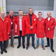 in roten schutzanzügen im werk: Hanspeter Harpf (Canon), Martin Lusk (Canon), Roland Aigner (Europapier Werbetechnik), Dejan Petrovic (Europapier Werbetechnik), Albert Dörfel (Europapier Werbetechnik), Philipp Preiss (Canon)