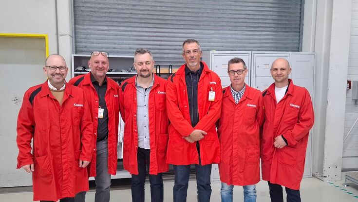 in roten schutzanzügen im werk: Hanspeter Harpf (Canon), Martin Lusk (Canon), Roland Aigner (Europapier Werbetechnik), Dejan Petrovic (Europapier Werbetechnik), Albert Dörfel (Europapier Werbetechnik), Philipp Preiss (Canon)