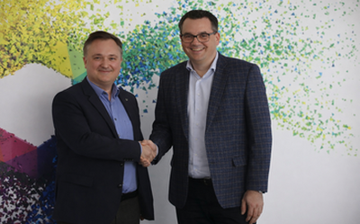 handshake zwischen Thomas Fichtenbaum, Sales Manager Canon und Michael Hicker, Geschäftsführer Europapier