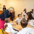 kinder sitzen bei grazer spürnasenecke um einen tisch, WKO Steiermark Vizepräsidentin Gabi Lechner steht dabei