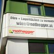 transparent außen auf gebäude, das büro- und lagerflächen zum mieten anbietet, darunter ein firmenschild von nothegger transporte