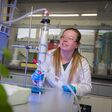 Forscherin Kristina Stocker in einem Labor der montanuniversität leoben