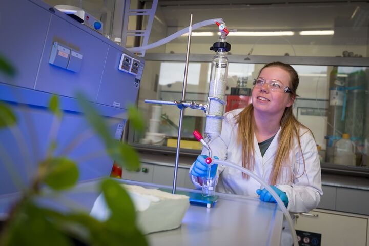 Forscherin Kristina Stocker in einem Labor der montanuniversität leoben