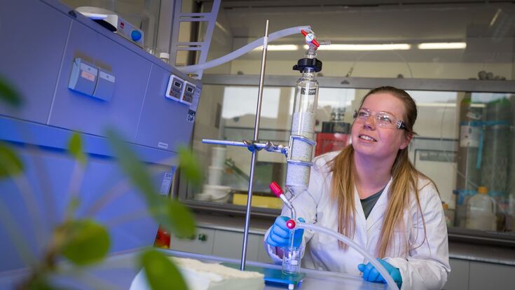 Forscherin Kristina Stocker in einem Labor der montanuniversität leoben