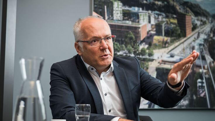 IV-Vorarlberg Präsident Elmar Hartmann sitzt bei einem interview