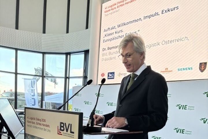 Roman Stiftner, Präsident der BVL Österreich, beim BVL Logistik Dialog 2026 auf der Bühne