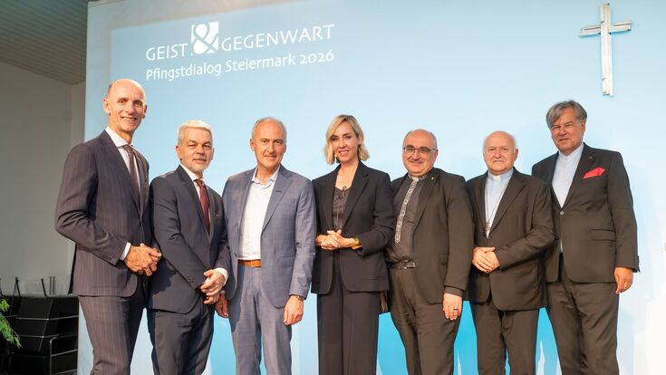 beim Pfingsdialog 2026: Wirtschafts- und Wissenschaftslandesrat Willibald Ehrenhöfer, Politologe Carlo Masala, JR-Geschäftsführer Heinz Mayer, ORF-Moderatorin Nadja Bernhard, Diözesanbischsof Wilhelm Krautwaschl, Kardinal und Erzbischof von Belgrad Laszlo Nemet und „Geist & Gegenwart“-Koordinator Herwig Hösele.