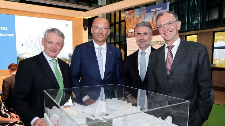 Georg Schöppl, Vorstandssprecher der Österreichischen Bundesforste, RLB OÖ-Generaldirektor Reinhard Schwendtbauer, Beteiligungs- und Immobilienvorstand der RLB OÖ Gerald Aichhorn, und Erich Wiesner, geschäftsführender Eigentümer WIEHAG, posieren mit Modell der neuen RLB OÖ Headquarters