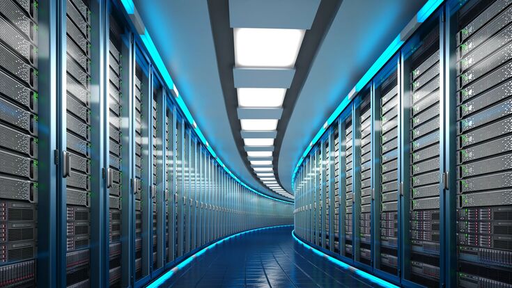 leicht gebogener abschnitt eines gangs in riesigem, blau leuchtenden data center