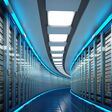 leicht gebogener abschnitt eines gangs in riesigem, blau leuchtenden data center