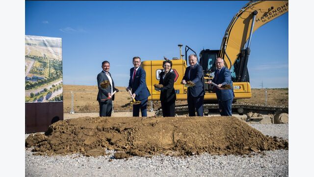 Spatenstich zum Google Rechenzentrum Kronstorf mit Bürgermeister Hargelsberg Christoph Lichtenauer, Wirtschafts-Landesrat Oberösterreich Markus Achleitner, Managing Director Austria & Switzerland Christine Antlanger-Winter, Landeshauptmann Oberösterreich Thomas Stelzer, Bürgermeister Kronstorf Christian Kolar.