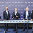 bei der eröffnung von lam research salzburg: Herbert H. Schöffmann, Managing Director and Chief Operating Officer of Lam Research Salzburg GmbH, Stefan Schnöll, Landeshauptfrau Stellvertreter, Aaron Fellis, Corporate Vice President und General Manager des Geschäftsbereichs Wet Etch and Clean (WETS) bei Lam Research, Herbert Ötzlinger, Head of Panel Product Line, Lam Research Salzburg und Akihiko Furuya, Executive Officer, Semiconductors Electronics TOPPAN.Inc