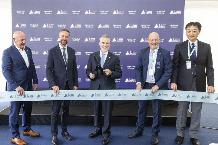 bei der eröffnung von lam research salzburg: Herbert H. Schöffmann, Managing Director and Chief Operating Officer of Lam Research Salzburg GmbH, Stefan Schnöll, Landeshauptfrau Stellvertreter, Aaron Fellis, Corporate Vice President und General Manager des Geschäftsbereichs Wet Etch and Clean (WETS) bei Lam Research, Herbert Ötzlinger, Head of Panel Product Line, Lam Research Salzburg und Akihiko Furuya, Executive Officer, Semiconductors Electronics TOPPAN.Inc