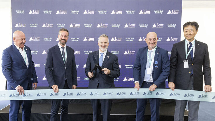 bei der eröffnung von lam research salzburg: Herbert H. Schöffmann, Managing Director and Chief Operating Officer of Lam Research Salzburg GmbH, Stefan Schnöll, Landeshauptfrau Stellvertreter, Aaron Fellis, Corporate Vice President und General Manager des Geschäftsbereichs Wet Etch and Clean (WETS) bei Lam Research, Herbert Ötzlinger, Head of Panel Product Line, Lam Research Salzburg und Akihiko Furuya, Executive Officer, Semiconductors Electronics TOPPAN.Inc
