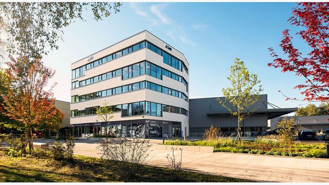Außenansicht auf Lam Researchs „Panel Center of Excellence“ (CoE) in Salzburg