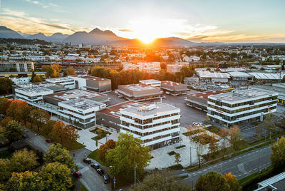 Panoramablick im Sonnenuntergang auf Lam Researchs „Panel Center of Excellence“ (CoE) in Salzburg