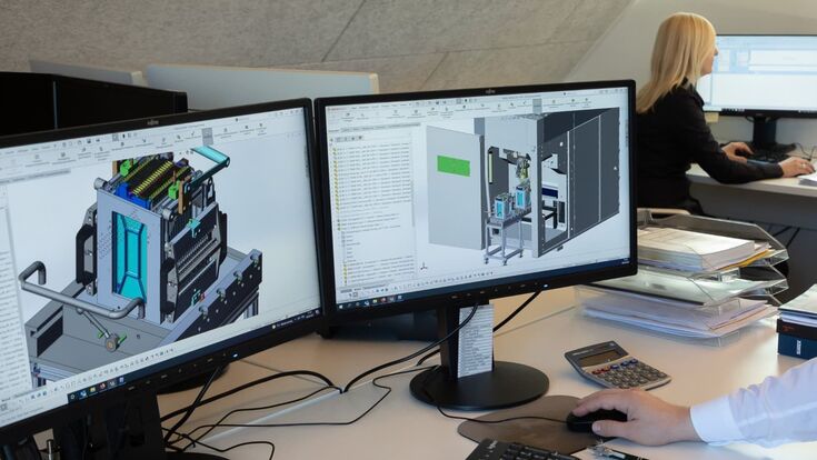 mitarbeiter bei resch gmbh in steiermark arbeitet an zwei computerbildschirmen an einer konstruktion