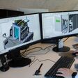mitarbeiter bei resch gmbh in steiermark arbeitet an zwei computerbildschirmen an einer konstruktion