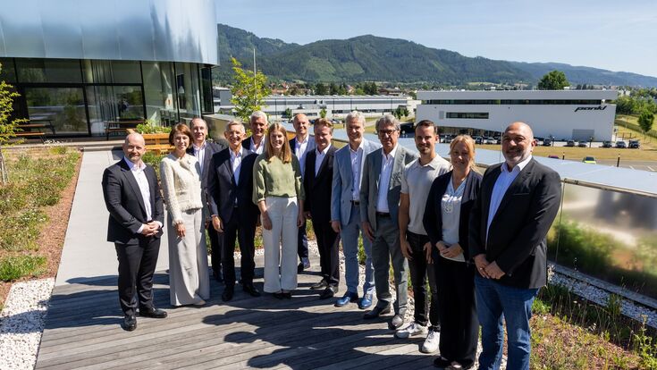 gruppenfoto bei versammlung von Pankl racing systems mit neuen eigentümern